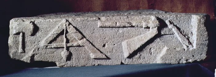 Relief, das die Werkzeuge eines Steinmetzes darstellt, 2.-3. Jahrhundert